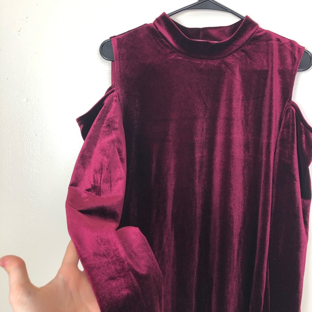✨Oona & Maud Top w/ Cut Out Shoulders✨ - Picture 2 of 5